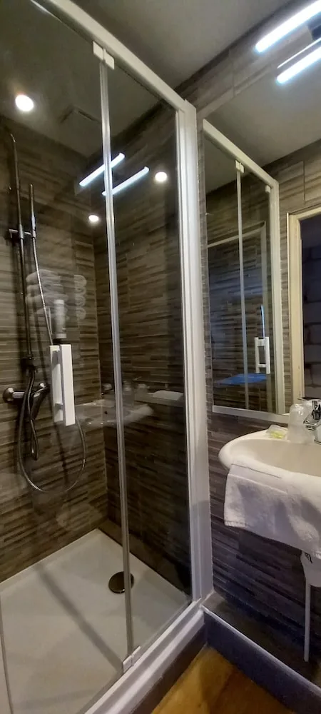 غرفة قياسية بسرير مزدوج، Brit Hotel Les Comtes de Champagne Centre Historique 9/10