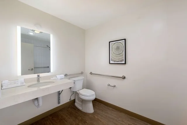 غرفة بسرير كينج لذوي الإعاقة، Seacliff Inn Aptos, Tapestry Collection by Hilton 10/10
