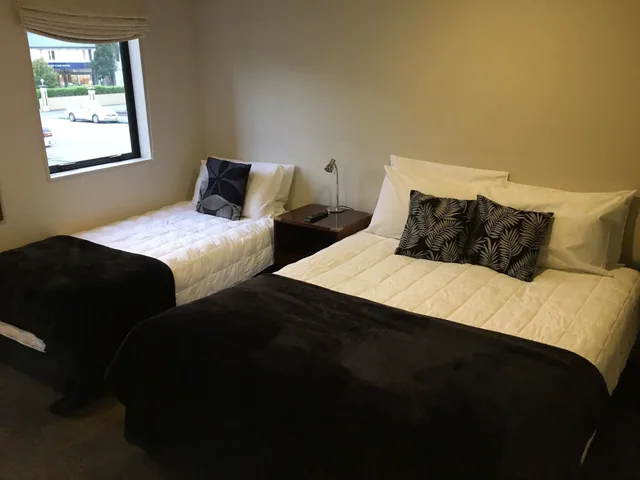 2 Bedrooms, Panoramic, Apartment, 1 Single and 2 Queen Beds, Sea View، Harbour View Motel 6/8