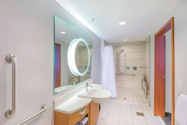 جناح بسرير كينج بغرفة نوم واحدة مع سرير سحّاب إضافي لذوي الإعاقة، Springhill Suites Wilmington Mayfaire 3/3