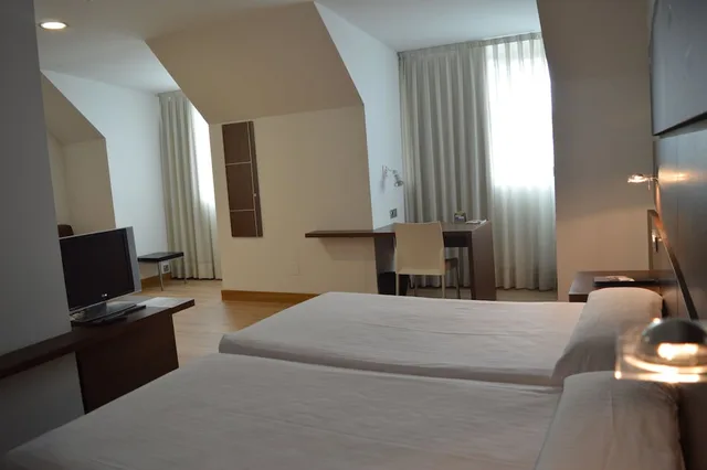 غرفة بسرير مزدوج أو سريرين منفصلين مع سرير إضافي، Spa Sercotel Odeon 7/9