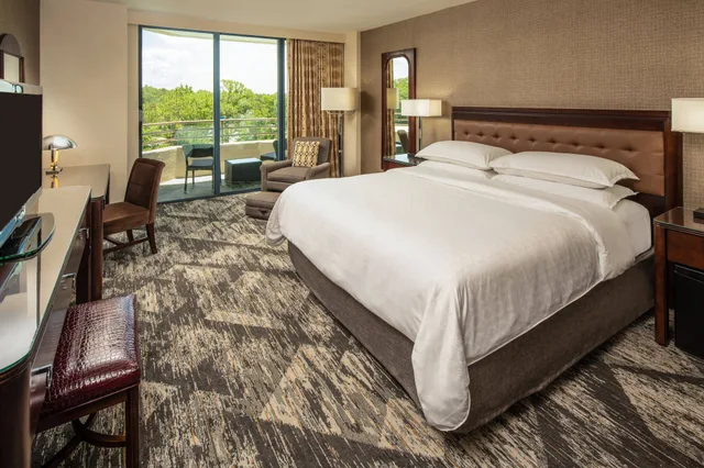 غرفة كلوب بسرير كينج بشرفة، Sheraton Tampa Brandon Hotel 3/7