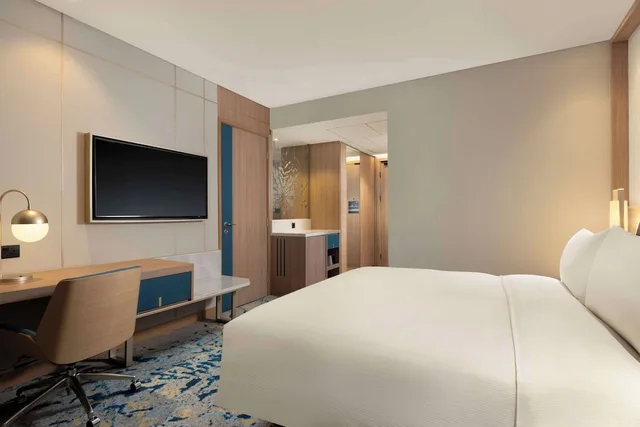 غرفة بسرير كينج مع أريكة في طابق مرتفع، DoubleTree by Hilton Jakarta Bintaro Jaya 6/7