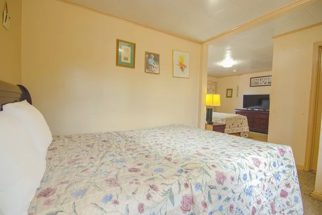 Room, 2 Double Beds, Sunflower Motel Hiawatha By OYO 5/10
