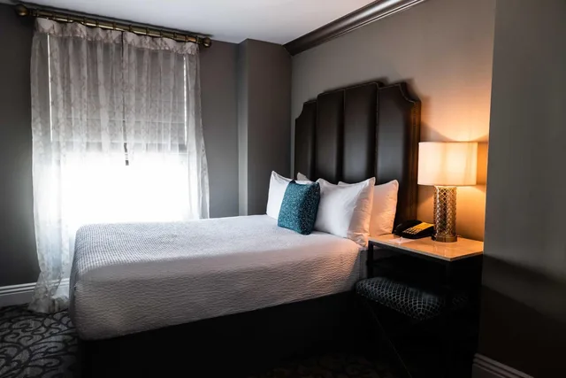 غرفة بسرير كوين بحوض استحمام لذوي الإعاقة، Bijou Hotel 9/10