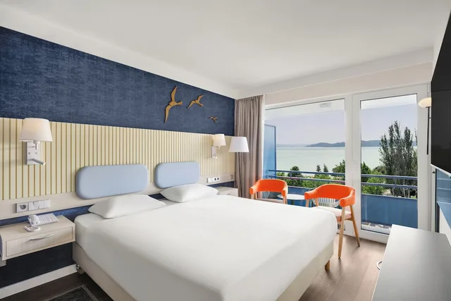 Premium, Queen Bed, Lake View, Annabella 2/5