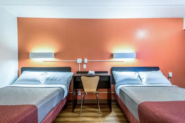 غرفة قياسية بسريرين مزدوجين، Motel6 Birmingham, AL 3/6