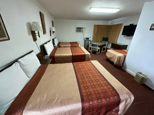 Family, 1 Single and 3 Double Beds, Kansan Motel 1/5