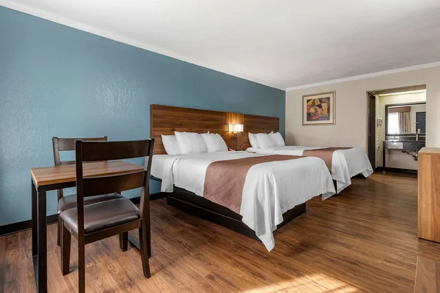 غرفة بسريرين كوين للمدخنين، Quality Inn and Suites Ft Jackson Maingate 2/4