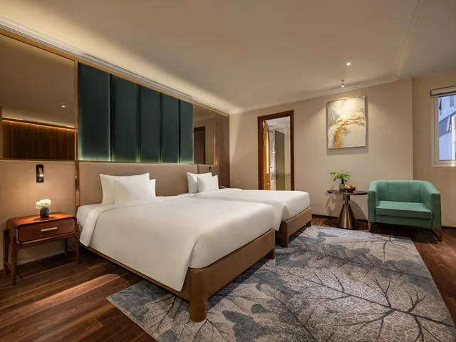 غرفة تنفيذية بسرير كينج بشرفة، Silk Queen Grand Hotel 5/6