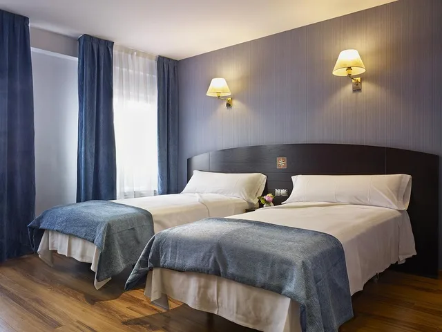 غرفة ثلاثية، Hotel 40 Nudos 1/1