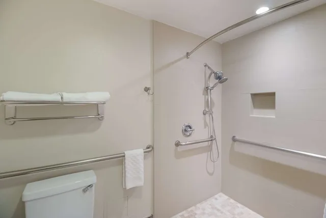 غرفة بسرير كينج لذوي الإعاقة، Best Western Woodland Hills Inn 4/4