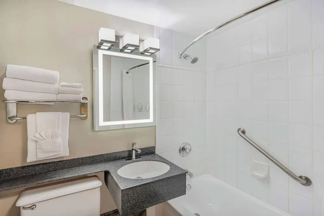 Standard, Queen Bed, Street View، Days Inn by Wyndham Victoria On The Harbour 10/10