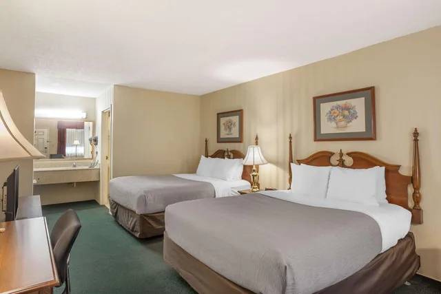 Upgrade, 2 Queen Beds، Quality Inn Gettysburg Motor 2/4