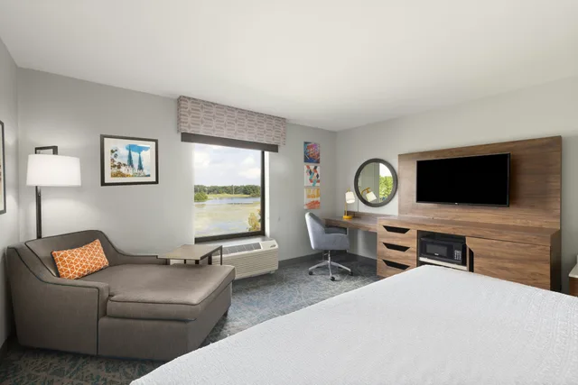 غرفة بسرير كينج بإطلالة على البحيرة، Hampton Inn And Suites Savannah-Airport 2/3
