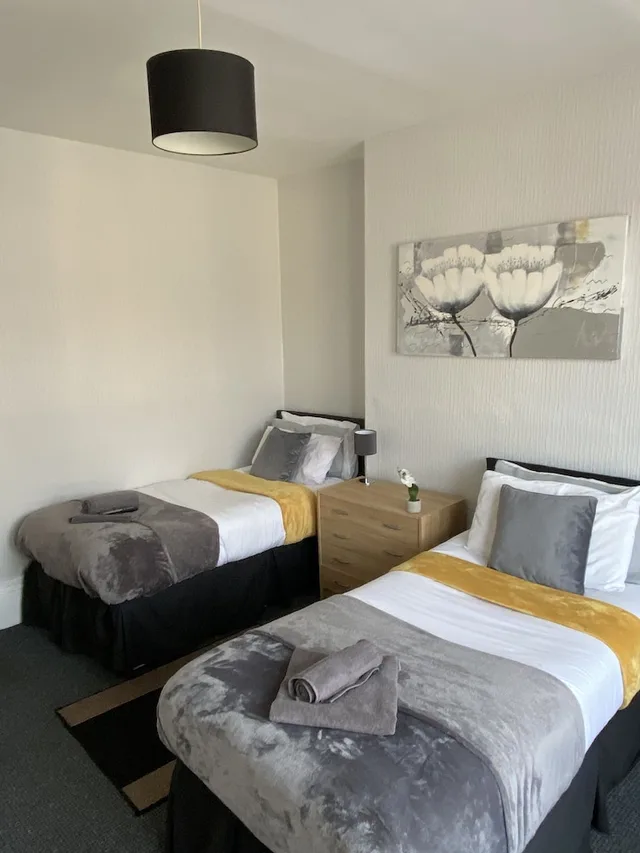 Compact Twin Room، OYO Tudor Lodge - Redcar Beach 2/2