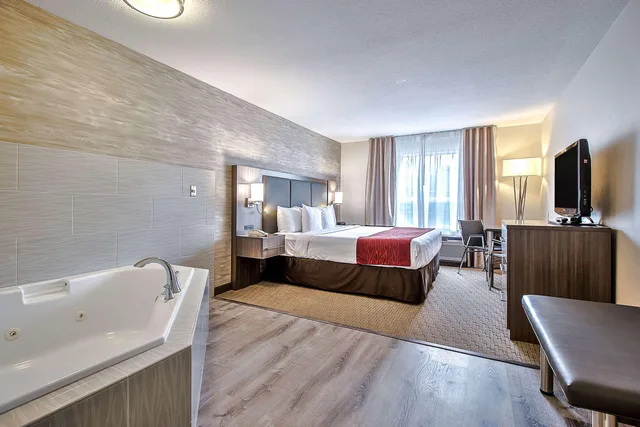 Room, King Bed, Comfort Inn and Suites South Calgary 3/3