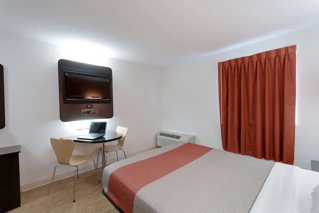 غرفة قياسية بسرير كوين لذوي الإعاقة، Motel6 Brandon, MB 1/8