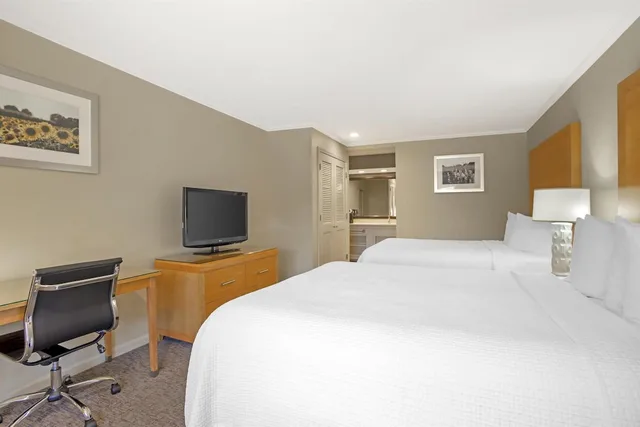 Standard, 2 Queen Beds, Exterior Entrance، Best Western Plus Dixon Davis 6/8