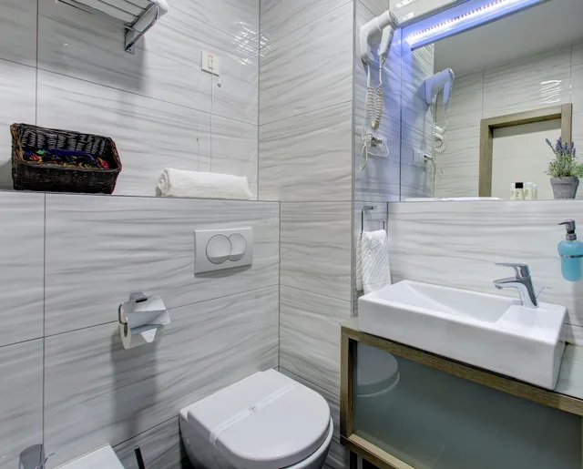 غرفة ثلاثية بسرير كوين وسرير فردي بإطلالة على المدينة بشرفة، Eden Hotel and Spa 7/9