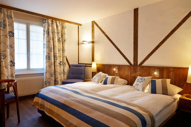 غرفة ثلاثية بسريرين منفصلين مع أريكة، Hotel Adler Zurich 1/3