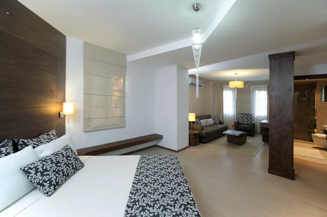 غرفة سوبيريور ثلاثية بسرير كوين بإطلالة على الحديقة مع أريكة، Torbahan Boutique Hotel 2/4
