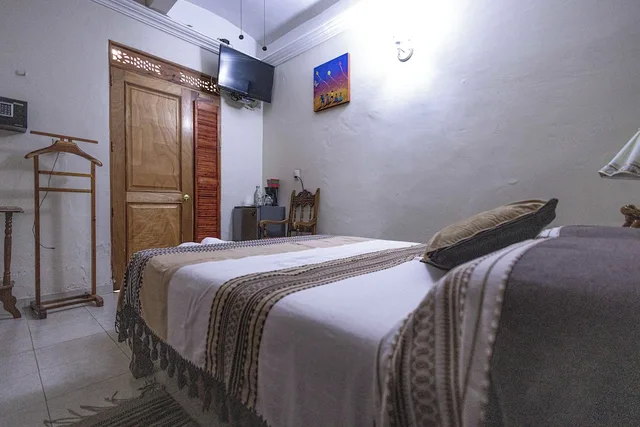 غرفة سوبيريور بسرير مزدوج، Capital O Hotel Patio Pombo 2/3