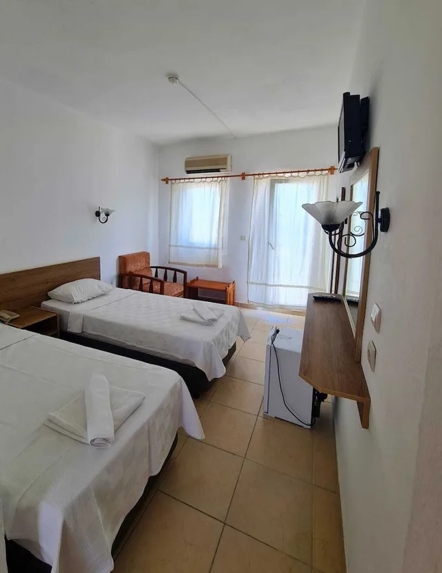 غرفة قياسية بسريرين منفصلين بإطلالة على البحر بشرفة، Nagi Beach Hotel 1/2