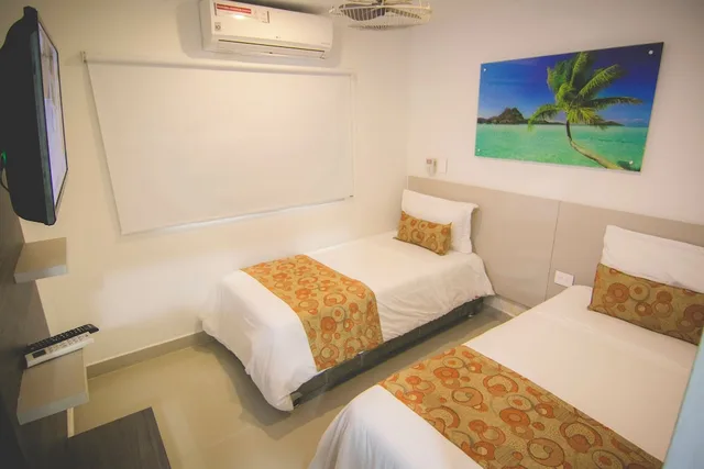 Studio, Queen and Twin Beds, Hotel Poblado Covenas 2/5