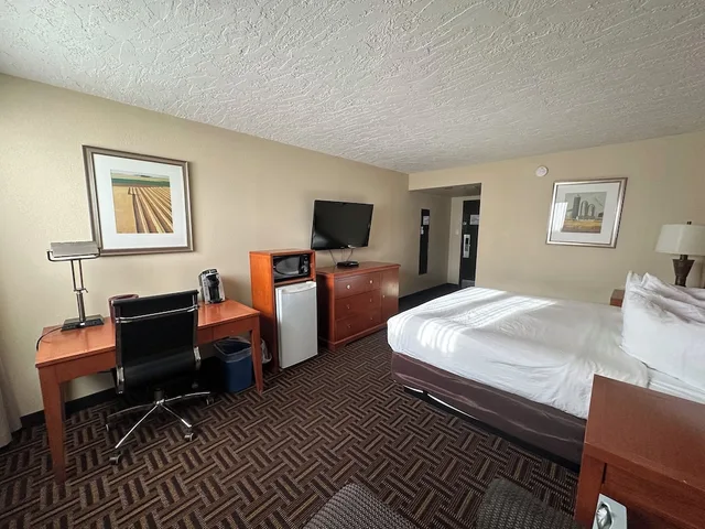 غرفة بسرير كوين، Wyndham Garden Medicine Hat Conference Center 5/7