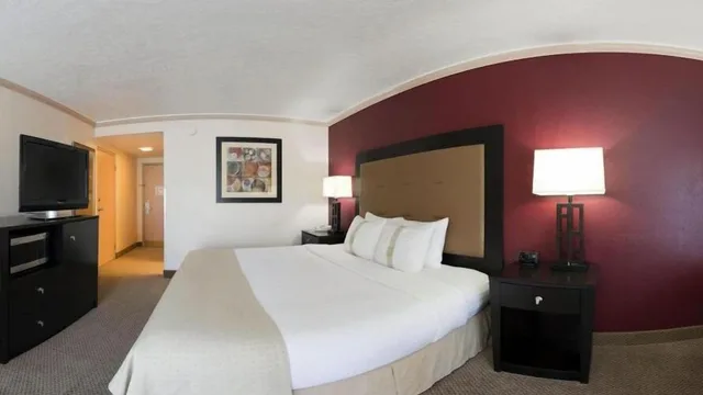غرفة بريميوم بسرير كينج مع أريكة، HOLIDAY INN ROCK SPRINGS 2/8