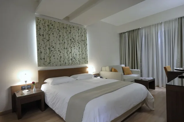 غرفة كلاسيكية بسريرين منفصلين مع أريكة، Pharae Palace 1/3