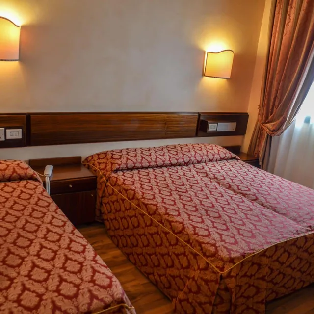 غرفة ثلاثية، Le Boulevard Hotel 2/3