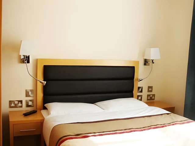 غرفة سوبيريور بسرير كوين، Cromwell International Hotel 2/2