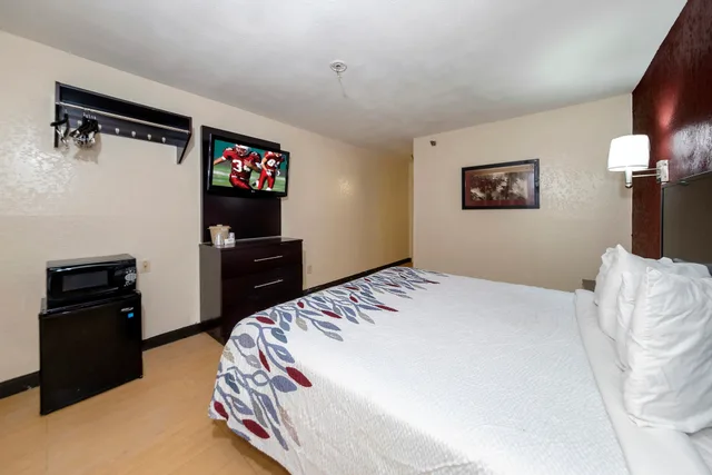 غرفة بسرير كينج لذوي الإعاقة، Red Roof Inn Jacksonville - Cruise Port 2/7