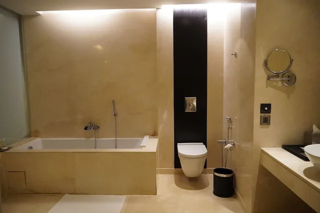جناح بسرير كينج مع دخول صالة النادي لذوي الإعاقة، Crowne Plaza Pune City Centre 2/3