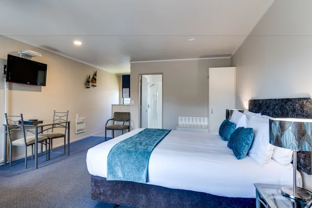 Spa, Studio, 1 Queen and 1 Single Bed, Jetted Tub، Portmans Motor Lodge 4/10