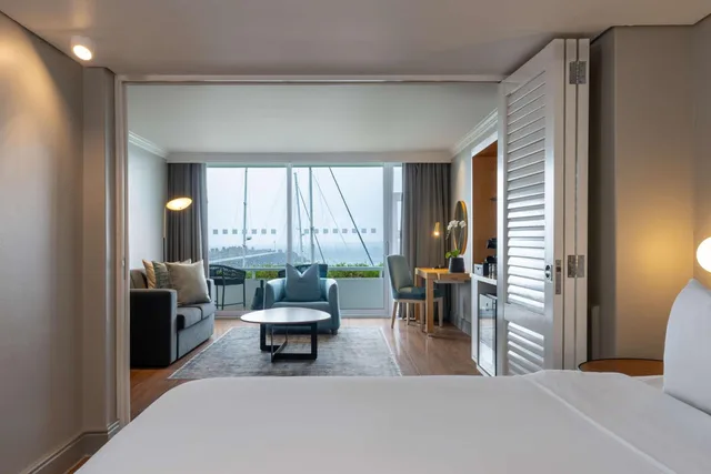 جناح جونيور بإطلالة على البحر بشرفة، Radisson Collection Hotel, Waterfront Cape Town 3/7