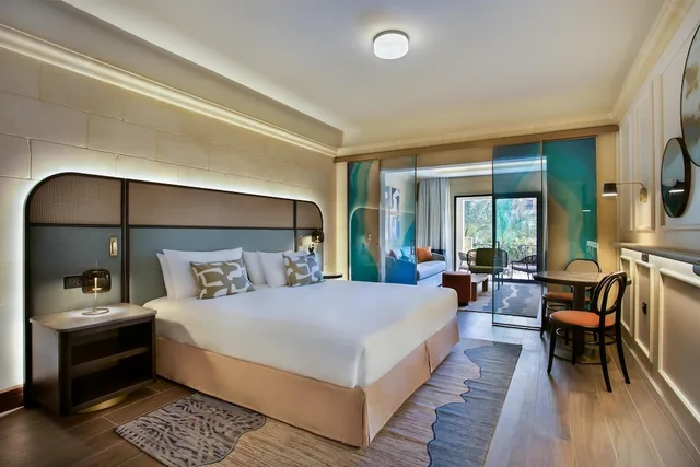 جناح جونيور بسرير كينج بإطلالة على المسبح مع أريكة، Kempinski Hotel San Lawrenz Gozo 1/5
