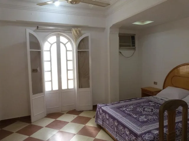 غرفة بسرير كوين بإطلالة على النهر بغرفة نوم واحدة، 555 Studios & Flats 3/9