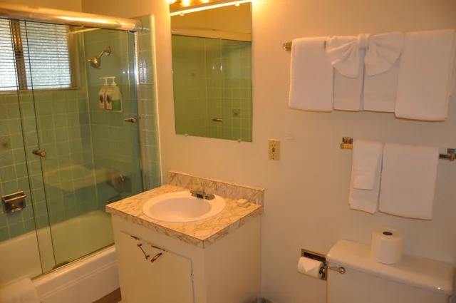 غرفة ديلوكس بسريرين كوين، Cedar Inn & Suites 6/8