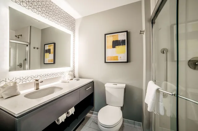 جناح بسريرين كوين مع أريكة بمطبخ صغير، Everglades Adventures Hotel Suites by Ivey House 3/3