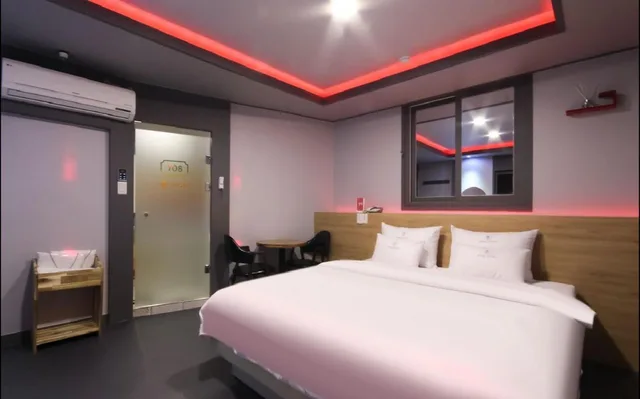 Superior, King Bed, Color M Motel 4/8