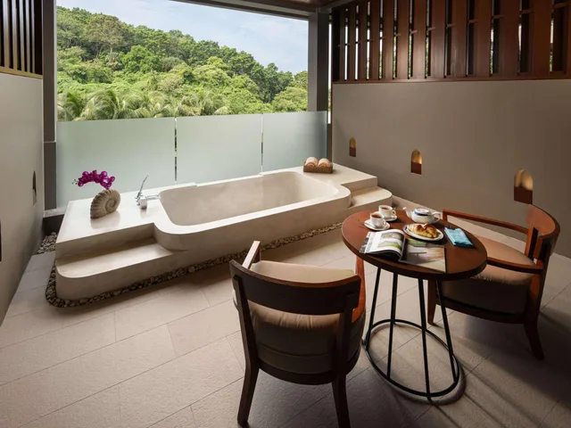 غرفة بريميير بسرير كينج بجاكوزي، Avista Hideaway Phuket Patong MGallery 4/10