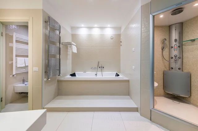 جناح رئاسي بسرير مزدوج مع أريكة، Base To Work Hotel 3/3