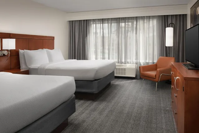 غرفة بسريرين كوين بحوض استحمام لذوي الإعاقة، Courtyard by Marriott Jacksonville Flagler Center 1/5