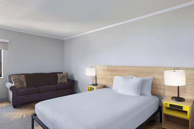 غرفة، Days Inn & Suites By Wyndham Kansas City South 1/4