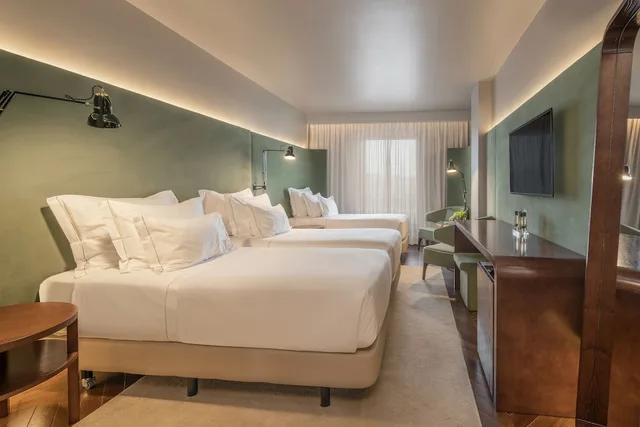 غرفة ثلاثية بسريرين منفصلين بإطلالة على المدينة، Grand Hotel Acores Atlantico 1/2