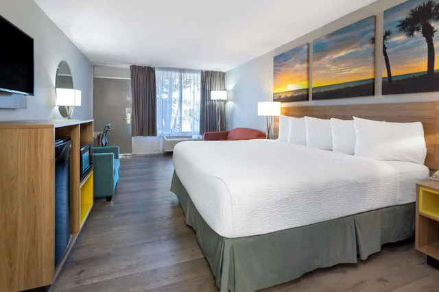 غرفة قياسية بسرير كينج، Days Inn by Wyndham Titusville Kennedy Space Center 2/6