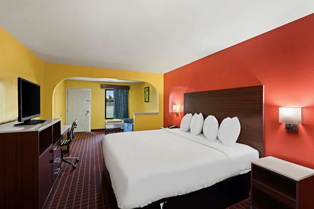 جناح بسرير كينج مع أريكة، SureStay by Best Western Gulfport 2/5